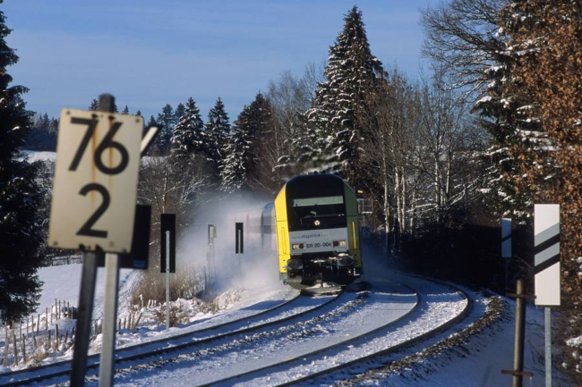Zug auf Schienen bei Schneefall